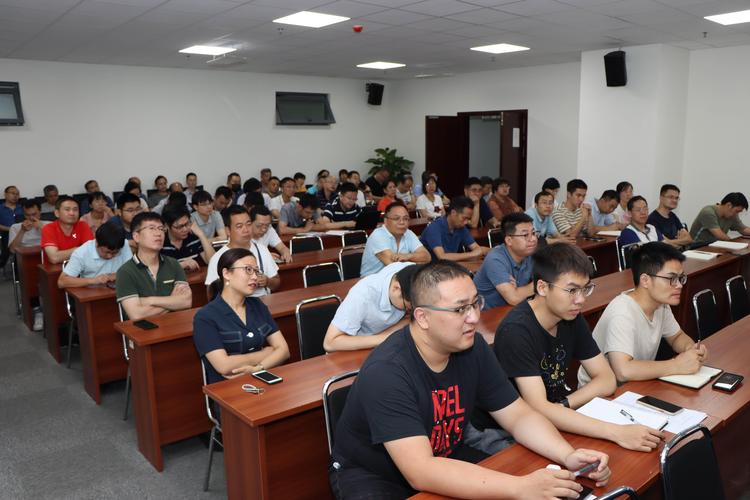 学院召开全体教职工期末工作大会